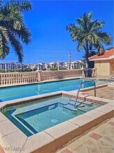 401 Bayfront Pl in Naples, FL - Building Photo - Building Photo
