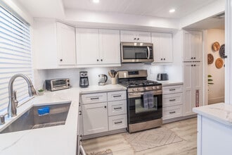 2415 Los Patos Dr in Palm Springs, CA - Building Photo - Building Photo