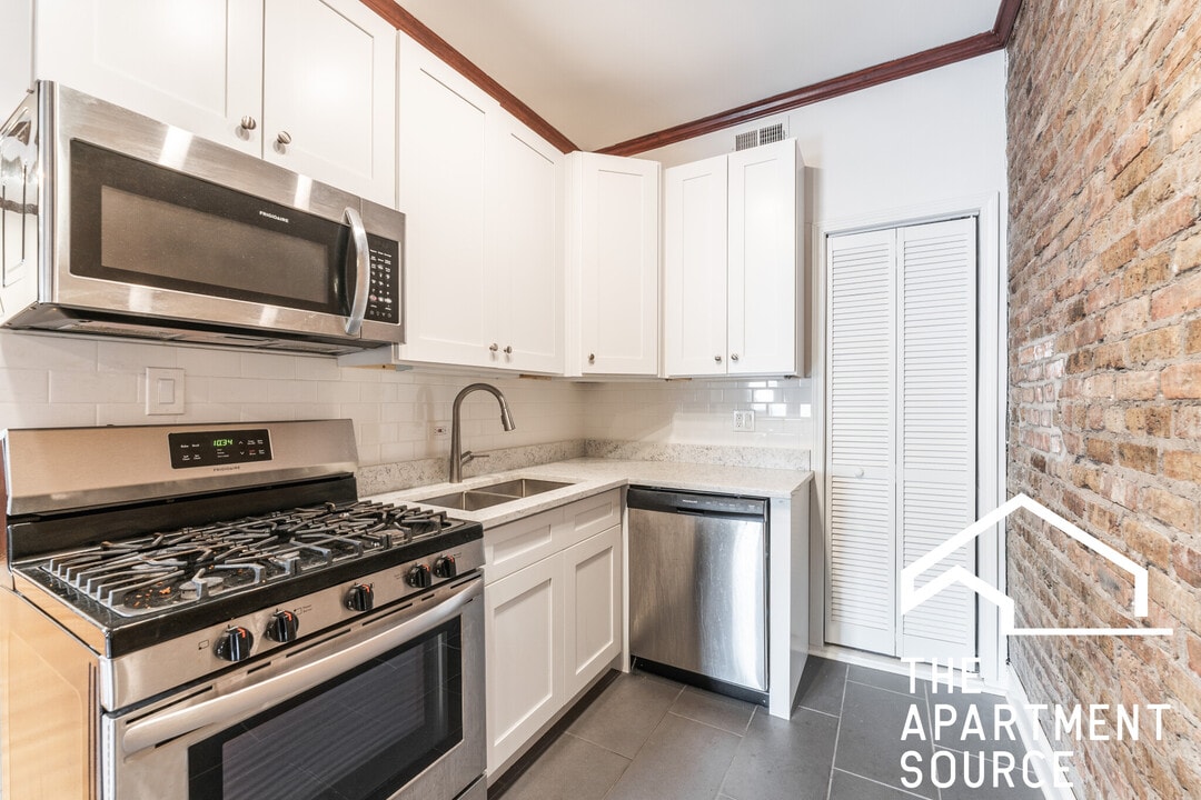 2250 N Cleveland Ave, Unit 2R in Chicago, IL - Building Photo