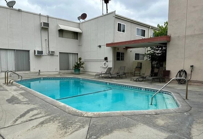 7131 Coldwater Canyon Ave, Unit 11 in North Hollywood, CA - Foto de edificio - Building Photo