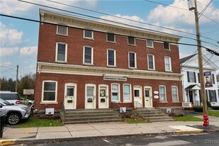 25 College St in Clinton, NY - Building Photo