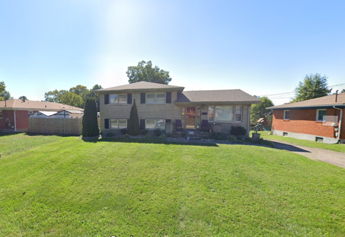 6018 Bay Pine Dr in Louisville, KY - Building Photo