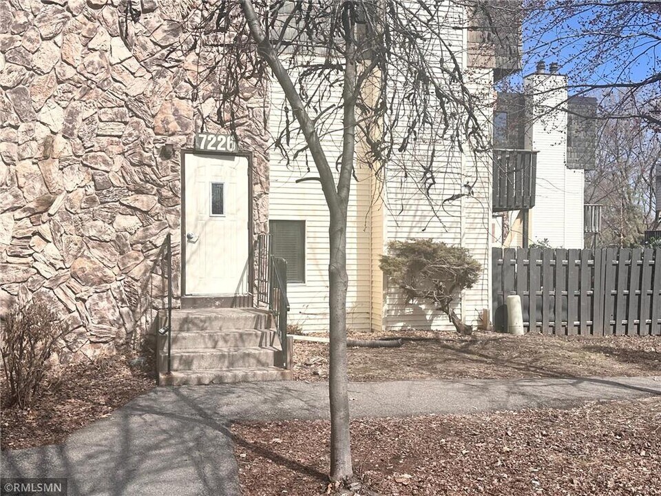 7226 72nd Ln N in Brooklyn Park, MN - Building Photo