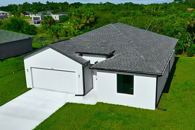 566 Woodview dr in Lehigh Acres, FL - Building Photo