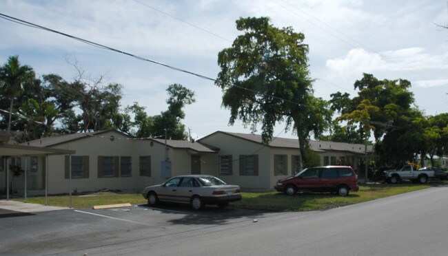 309-317 NE 2nd St in Hallandale Beach, FL - Building Photo - Building Photo