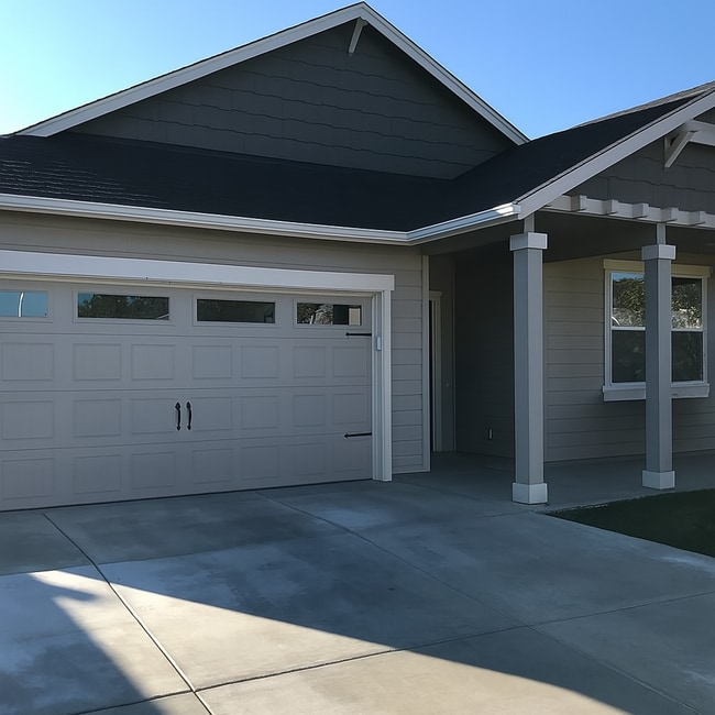 60881 SE Sweet Pea Dr in Bend, OR - Building Photo - Building Photo