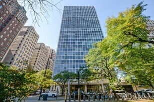 2400 N Lakeview Ave, Unit 1017 in Chicago, IL - Building Photo