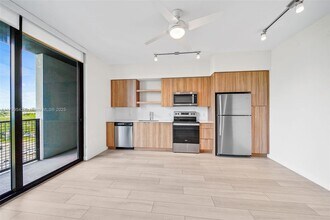 555 NE 8th St, Unit 0515 in Fort Lauderdale, FL - Building Photo - Building Photo
