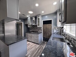 8850 S Wilton Pl in Los Angeles, CA - Building Photo - Building Photo