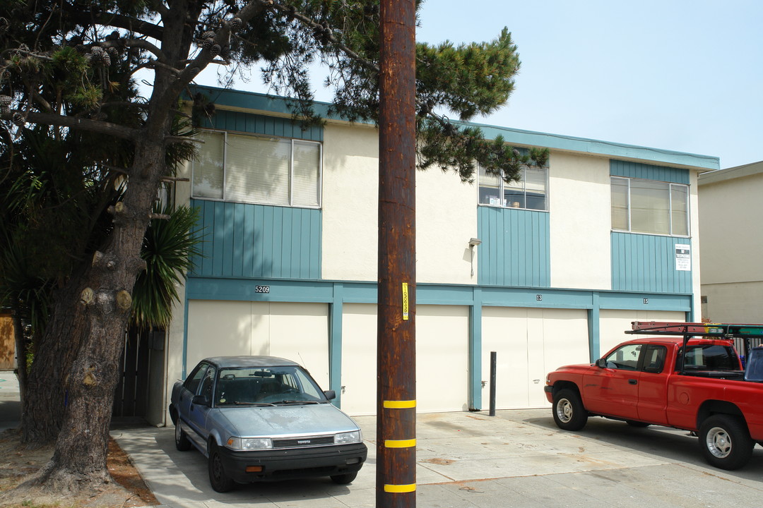 5209-5217 Burlingame Ave in Richmond, CA - Building Photo