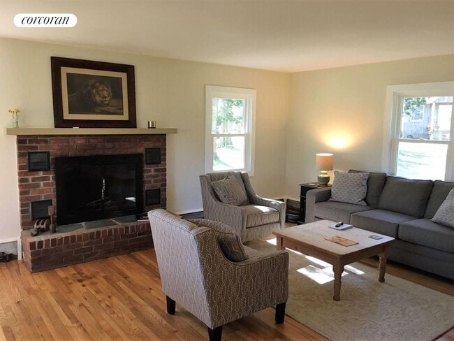 12 W Thomas St in Shelter Island, NY - Building Photo - Building Photo