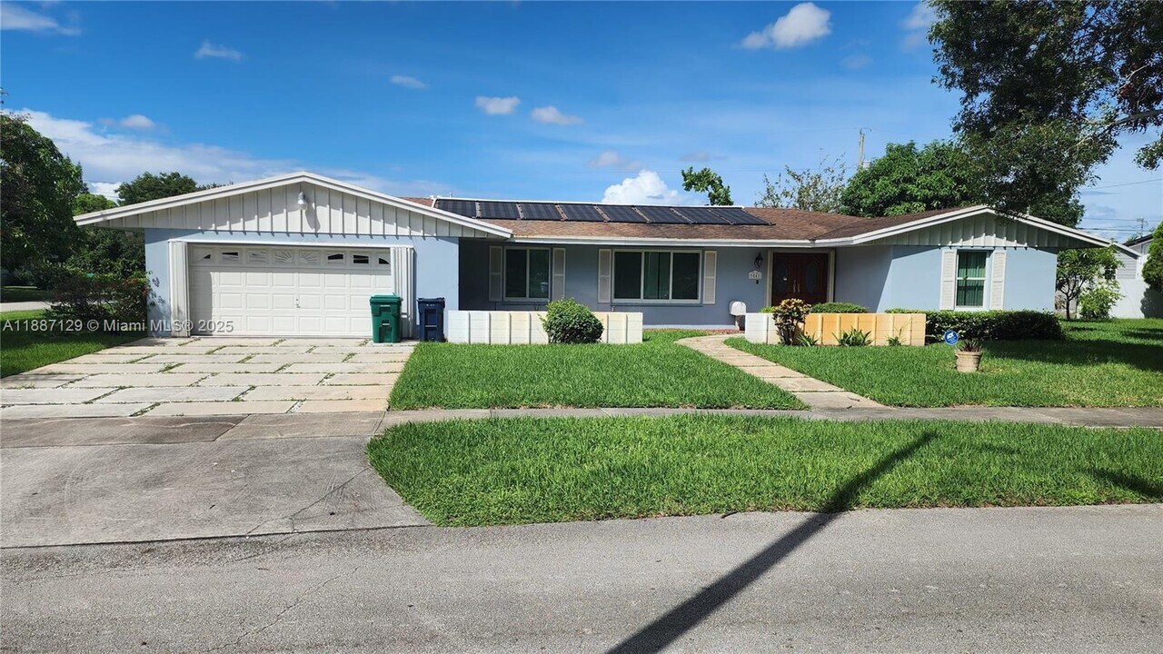 9041 SW 88th St in Miami, FL - Building Photo