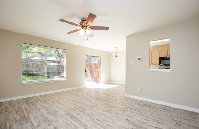 6034 Gaelic in San Antonio, TX - Foto de edificio - Building Photo