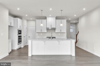 716 Rolling Oaks Wy in Wilmington, DE - Building Photo - Building Photo