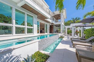 783 11th Ave S in Naples, FL - Building Photo