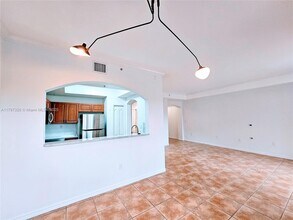 8858 W Flagler St in Miami, FL - Building Photo - Building Photo