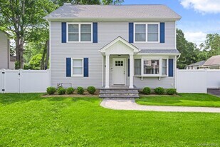 25 Lorraine Ct in Northport, NY - Building Photo