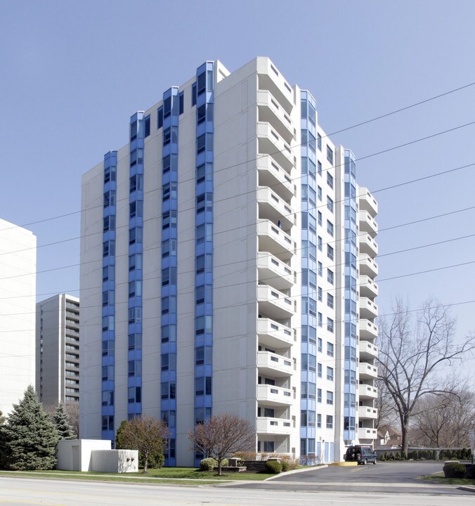 The Maples in Burlington, ON - Building Photo