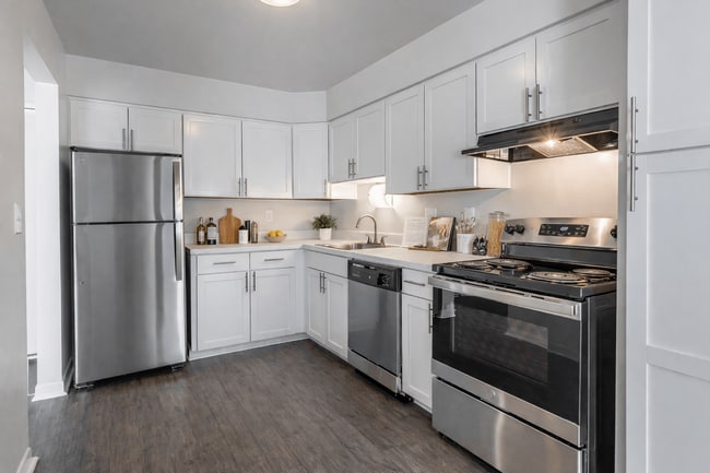 Pine Ridge Apartments - Southfield, MI