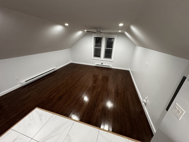 32 Center St, Unit Studio in New London, CT - Building Photo - Building Photo