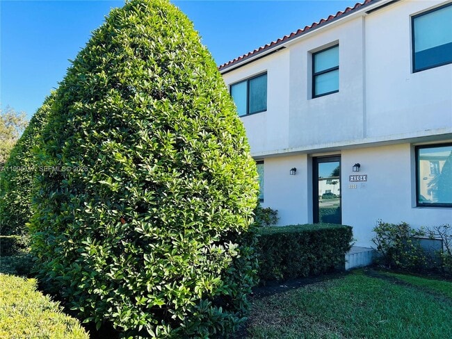 1440 SW 42nd Ave in Miami, FL - Building Photo - Building Photo