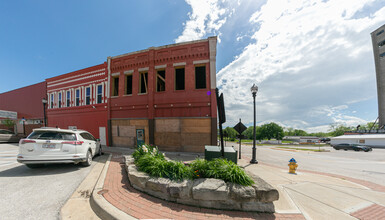 146 W Pine St in Warrensburg, MO - Building Photo - Building Photo