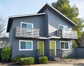 Capitola Townhomes in Santa Cruz, CA - Building Photo - Building Photo