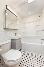 108 Washington St, Unit 2 in Marblehead, MA - Foto de edificio - Building Photo