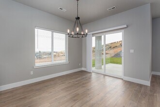 1094 Chinook Dr in Richland, WA - Foto de edificio - Building Photo