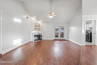 115 Meadow Glen Dr in Youngsville, LA - Building Photo - Building Photo