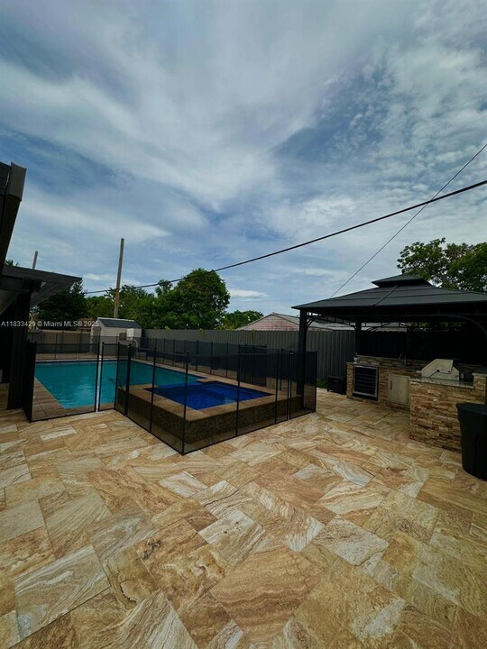 1430 NW 183rd St in Miami, FL - Building Photo