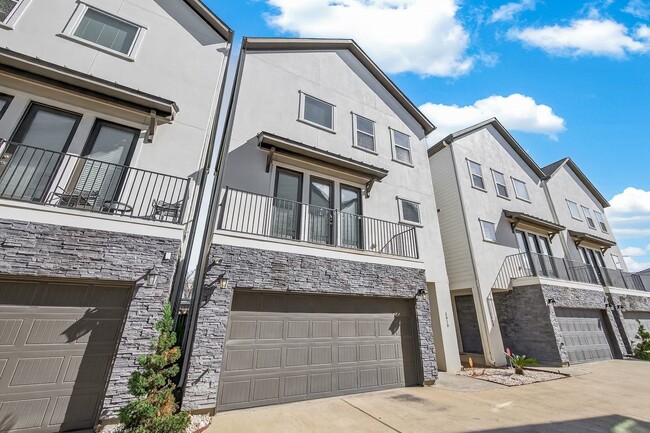 2010 St Charles St in Houston, TX - Building Photo - Building Photo