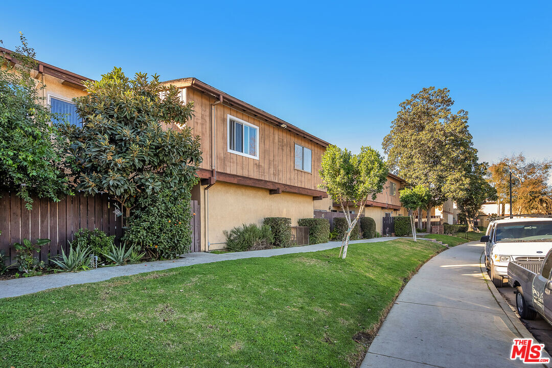 7301 Lennox Ave in Los Angeles, CA - Building Photo