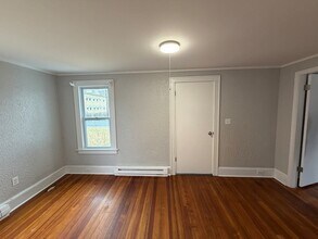 636 McKinstry Ave in Chicopee, MA - Foto de edificio - Building Photo