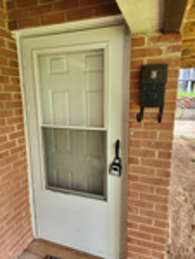 130 Apple Tree Rd in Charlottesville, VA - Foto de edificio - Building Photo