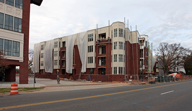 Tranquil Court on Selwyn in Charlotte, NC - Building Photo - Building Photo