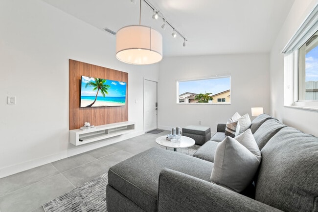 2776 W 71st Pl in Hialeah, FL - Building Photo - Building Photo