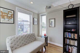 1034 6th St NE in Washington, DC - Foto de edificio - Building Photo