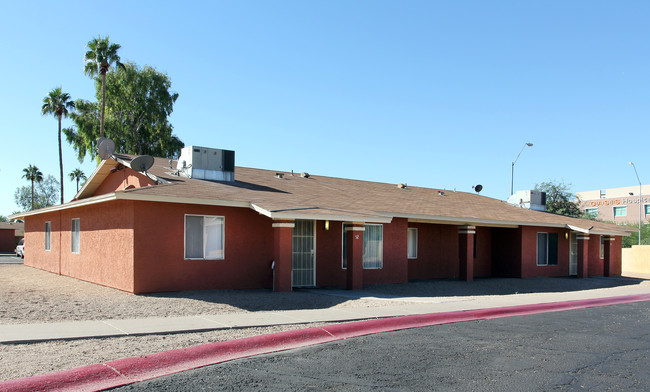 Roosevelt Plaza Apartments in Phoenix, AZ - Foto de edificio - Building Photo