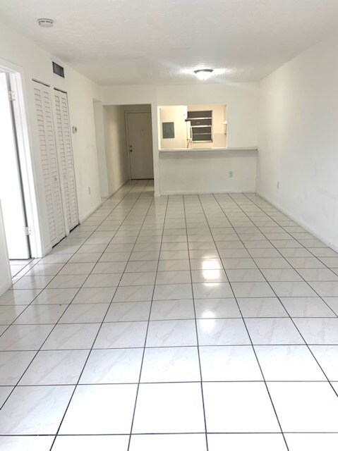 6055 W 19th Ave, Unit 218 in Hialeah, FL - Building Photo