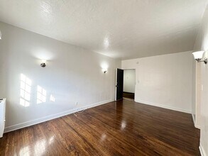 636 N Plymouth Blvd, Unit 106 in Los Angeles, CA - Building Photo - Building Photo