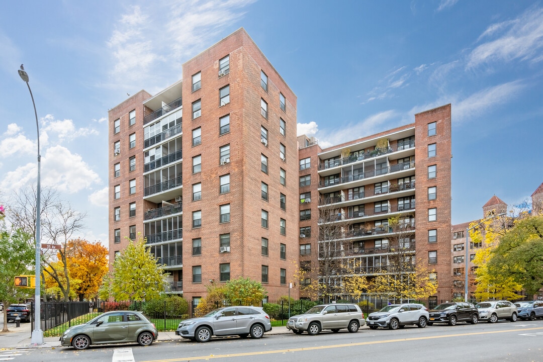 Roosevelt Terrace in Jackson Heights, NY - Foto de edificio