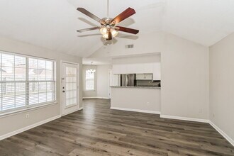 7550 Roundleaf Dr in Memphis, TN - Foto de edificio - Building Photo