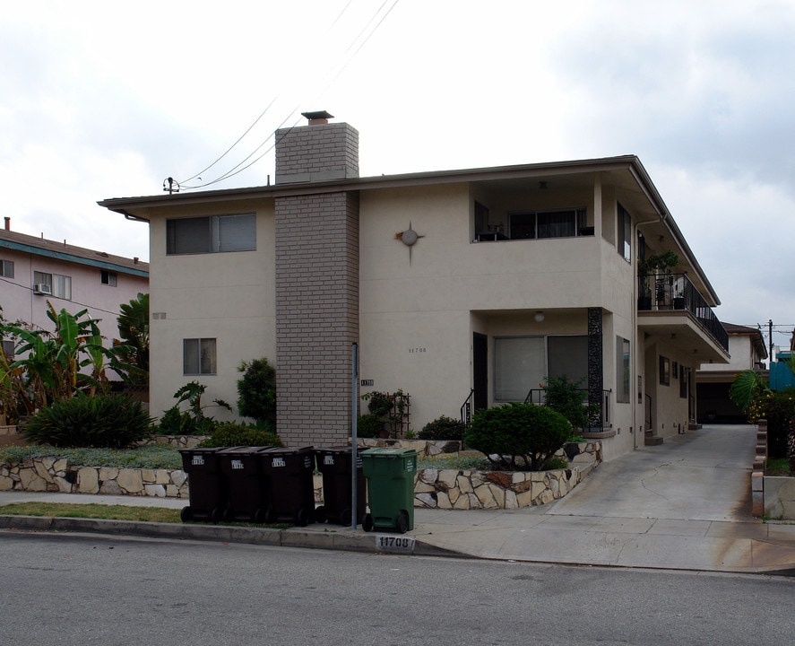 11708 Birch Ave in Hawthorne, CA - Foto de edificio