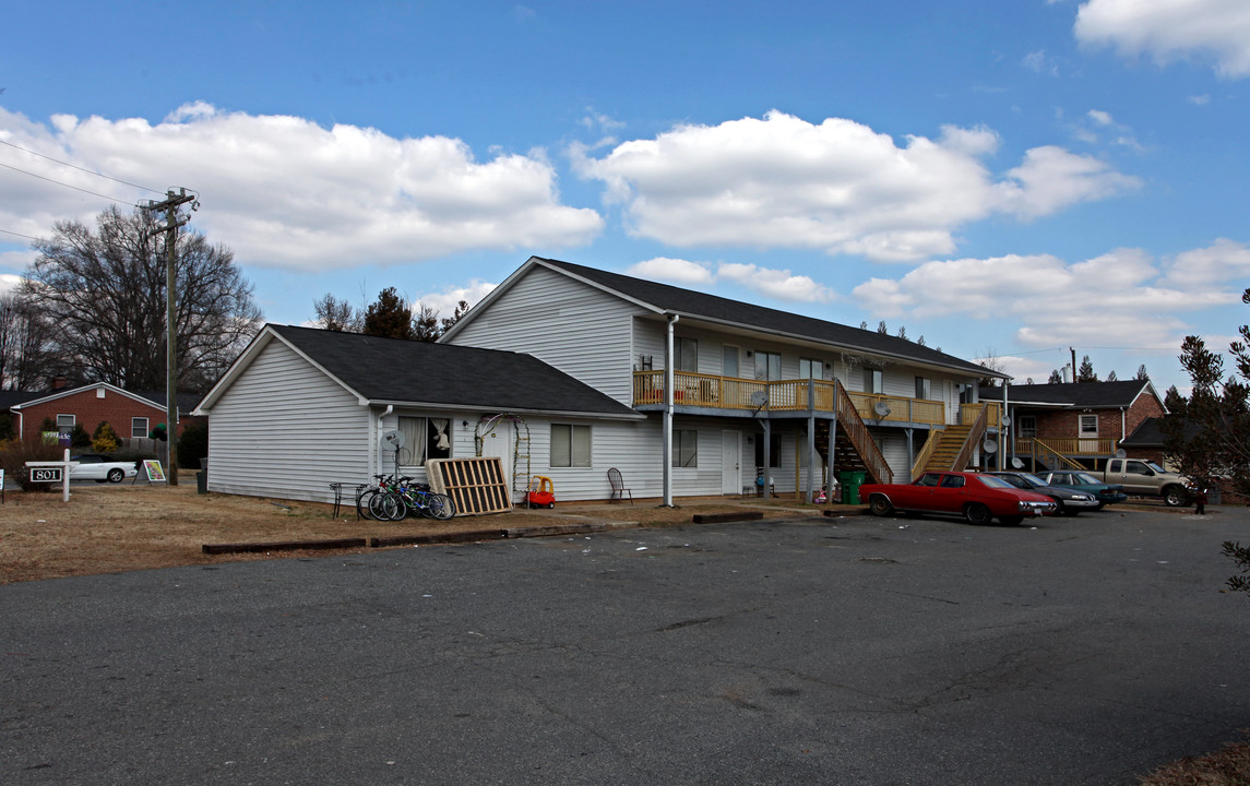 Sandlyn Apartments in Charlotte, NC - Building Photo