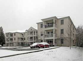 Brookview Palace in Uxbridge, ON - Building Photo