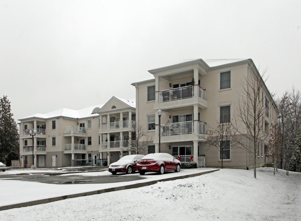 Brookview Palace in Uxbridge, ON - Building Photo