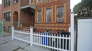 785 Logan St in Brooklyn, NY - Building Photo - Building Photo