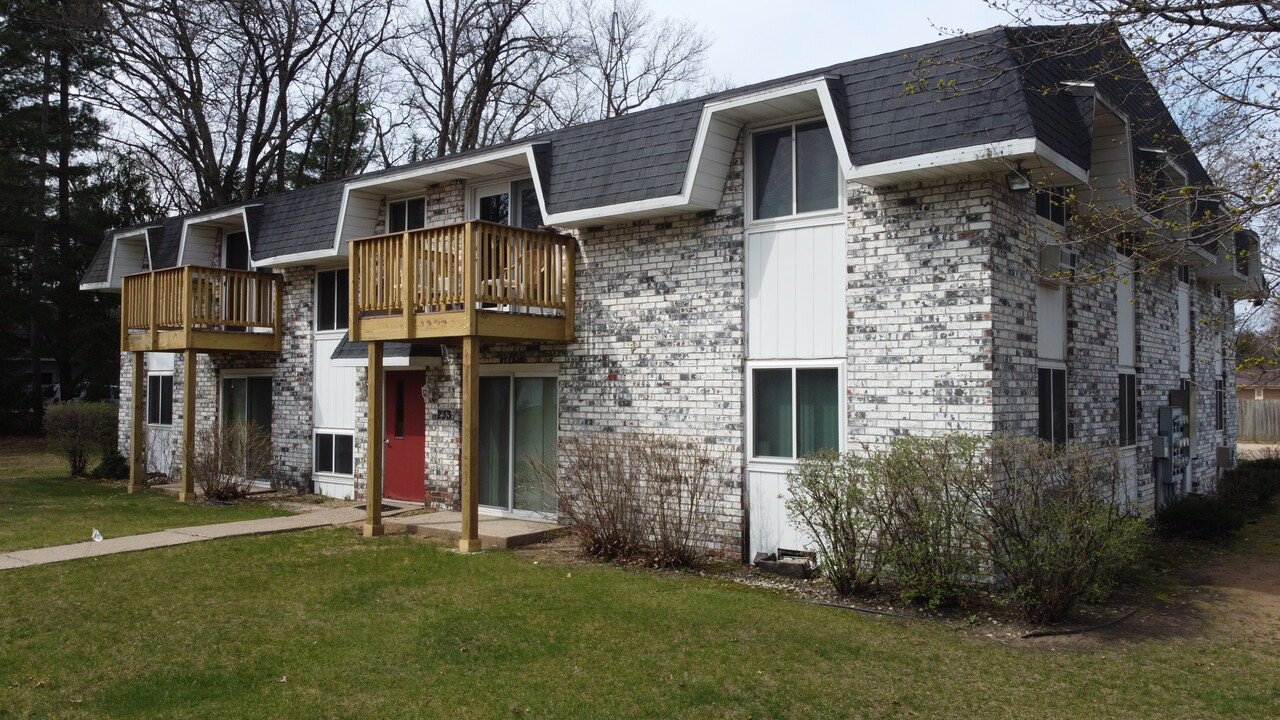 West Wood Apartments in Adams, WI - Foto de edificio