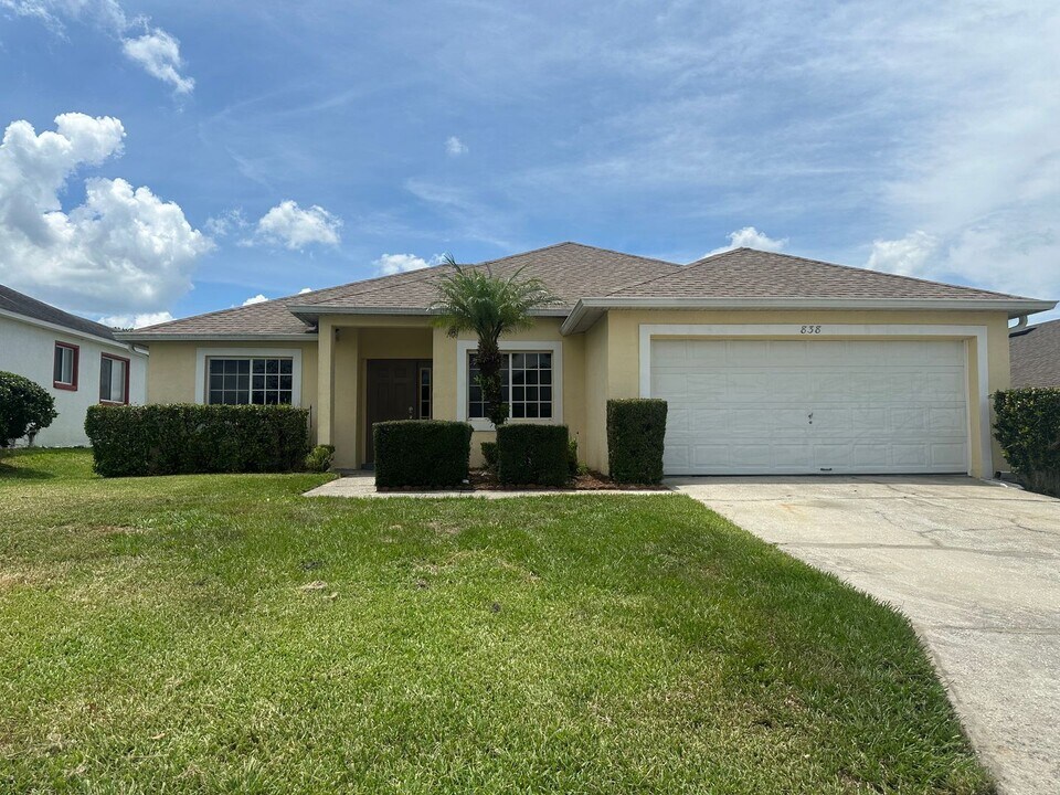 838 Hillcrest Dr in Davenport, FL - Foto de edificio